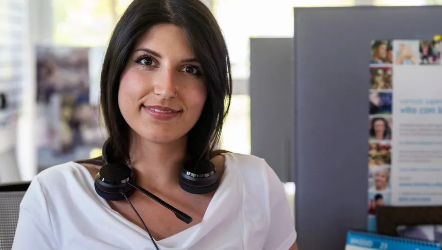 Photo portrait de Sara, conseillère Coloplast Care. 