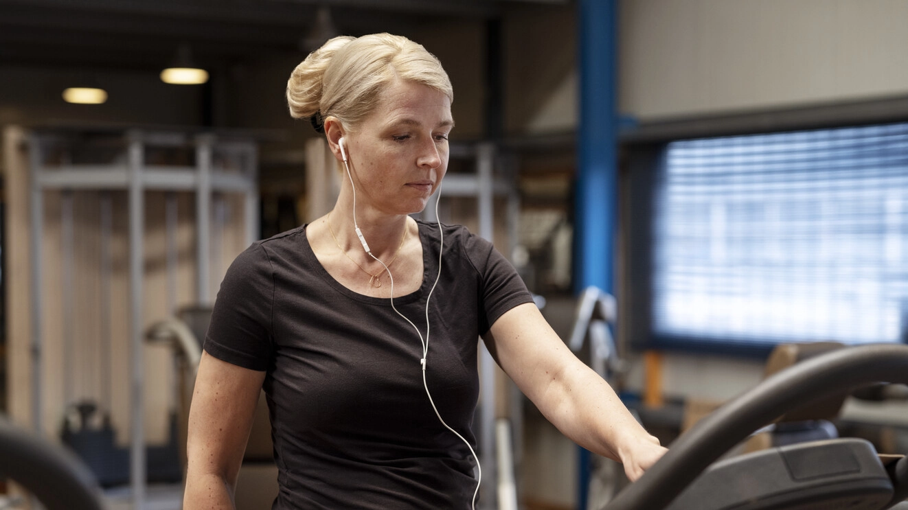 Image d'Ilse à la salle de sport. Le sondage intermittent est une méthode qui consiste à vider la vessie à l'aide d'un petit tube creux appelé sonde urinaire. 