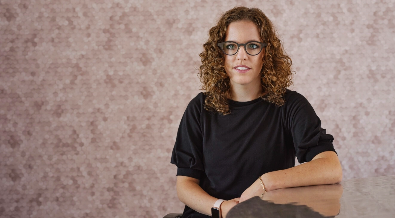 Photo portrait de Marianne, qui souffre de troubles urinaires causés par sa SEP. Marianne utilise des sondes pour sondage intermittent pour mieux gérer ses symptômes.