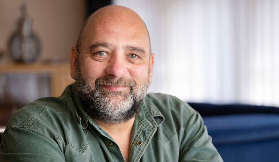 Image de Michael, qui vit avec la SEP. Michael pratique l’autosondage urinaire intermittent pour gérer ses symptômes. 