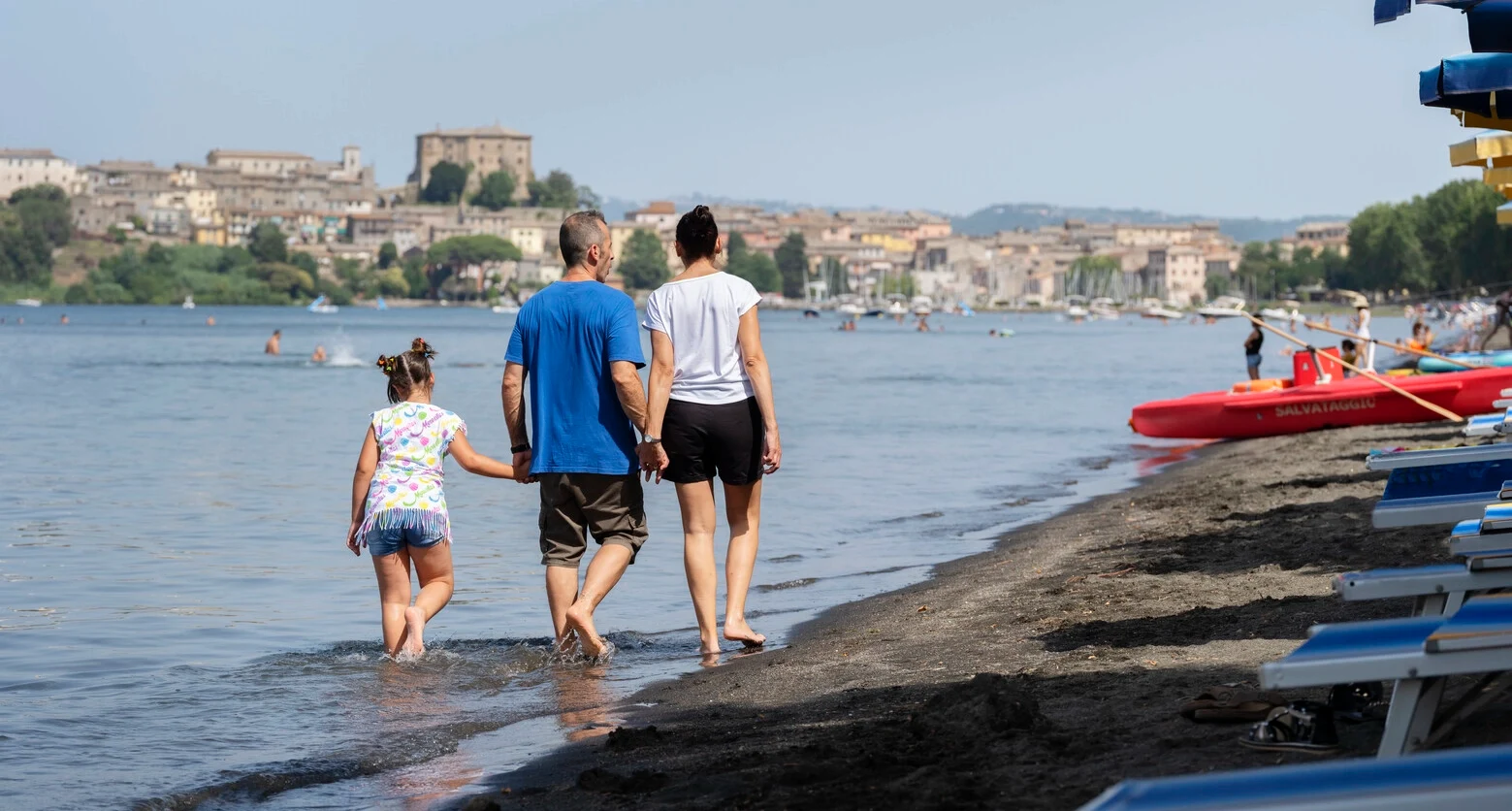 Photo d'André marchant sur la plage avec sa famille. André est atteint de sclérose en plaques et utilise l’irrigation transanale pour gérer ses problèmes intestinaux. 