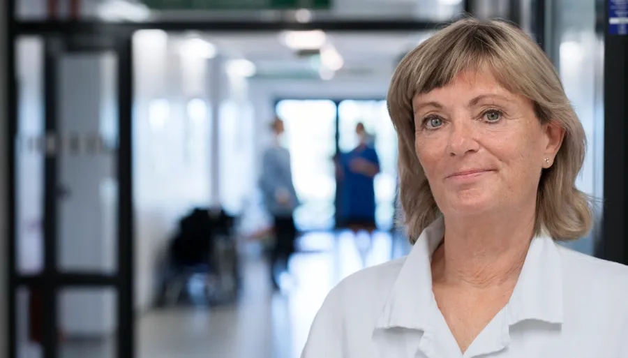 Portrait d'Anna, professionnel de santé. L'irrigation transanale (ITA) consiste à introduire de l'eau dans l'intestin afin de permettre l'évacuation des selles présentes dans le rectum et le côlon descendant. 