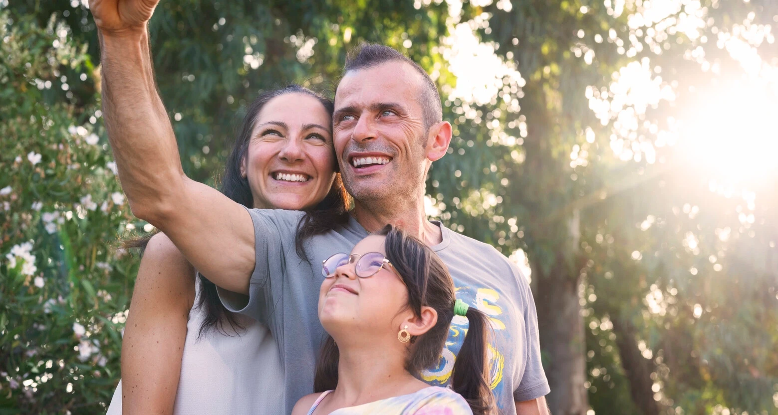 André prend un selfie avec sa famille. André a 45 ans et souffre de troubles vésicaux et intestinaux liés à sa SEP.