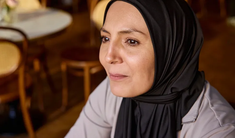 Photo de Fikra dans un café. Les problèmes intestinaux de Fikria peuvent être largement attribués à sa sclérose en plaques, qui a entraîné des répercussions sur sa qualité de vie 