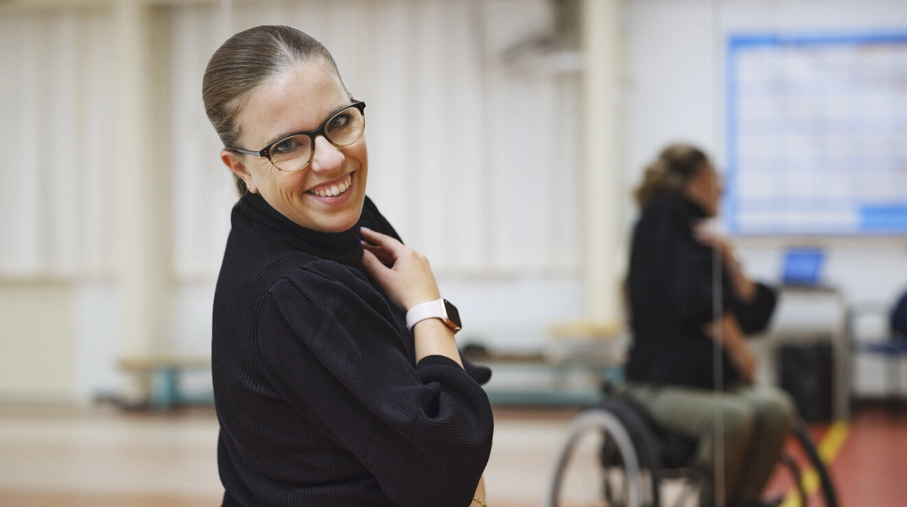 Photo de Marianne dans un studio de danse. Marianne a 36 ans et vit aux Pays-Bas avec son mari et ses deux jeunes enfants.