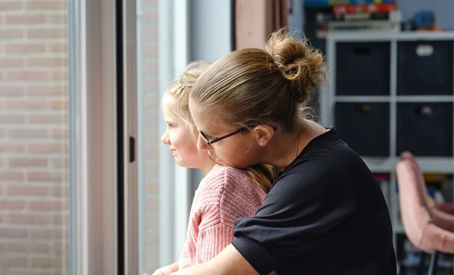 Photo spontanée de Marianne et de sa fille. Lorsque l'état de Marianne s'est aggravé, elle a contacté son médecin. Elle a finalement été diagnostiquée avec une SEP. 