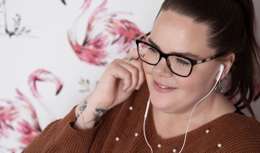 Photo portrait de Sarah, écoutant de la musique. Sarah a été diagnostiquée avec une SEP et utilise des sondes pour gérer ses problèmes urinaires. 