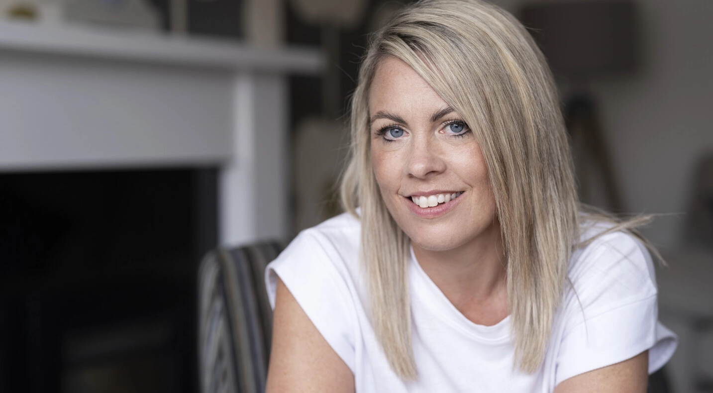 Laura, pratiquant le sondage urinaire intermittent et l’irrigation transanale, est assise dans son salon. 