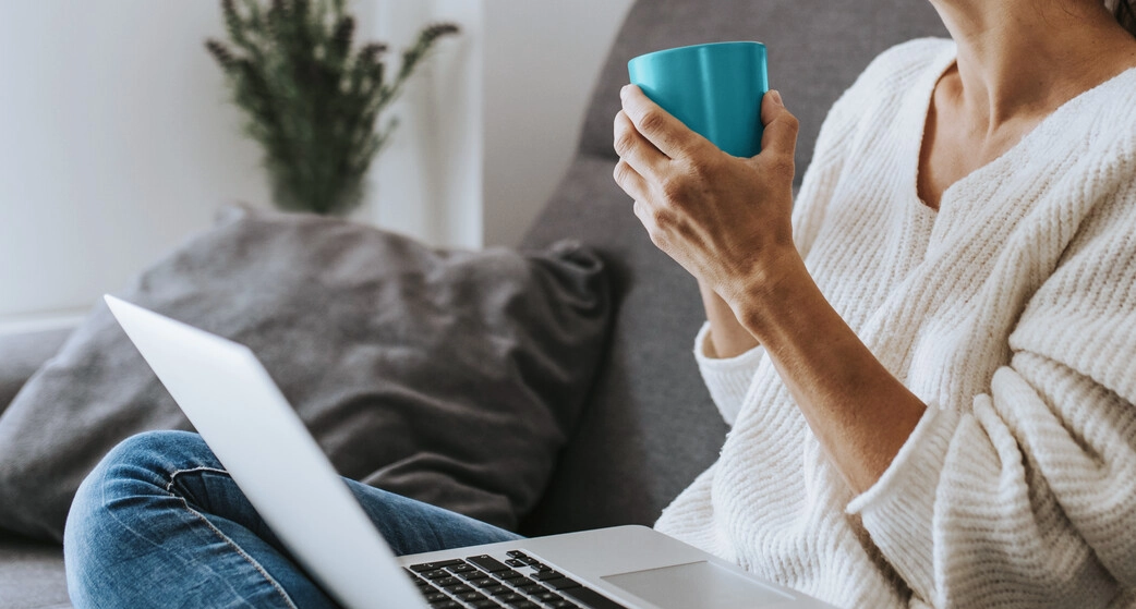 Image d'une femme tenant un verre d'eau. La vessie est un organe creux qui stocke l'urine jusqu'à ce qu'elle puisse être facilement expulsée du corps. Les parois de la vessie se dilatent pour stocker l'urine, puis se contractent et s'aplatissent pour vider l'urine par l'urètre. 