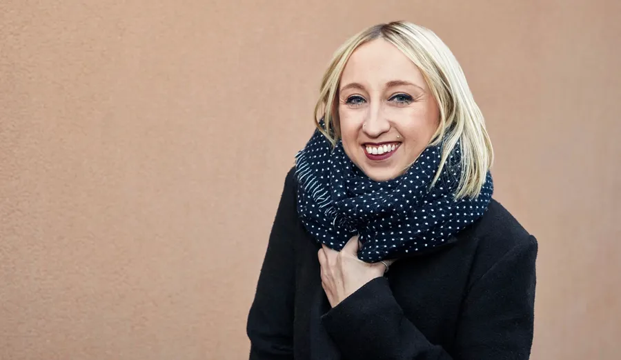 Portrait d'Eva, qui vit avec la SEP et ayant eu des problèmes urinaires. La SEP peut endommager la myéline qui protège vos nerfs et brouiller les signaux entre votre cerveau et votre vessie, entraînant des dysfonctionnements de la vessie. 