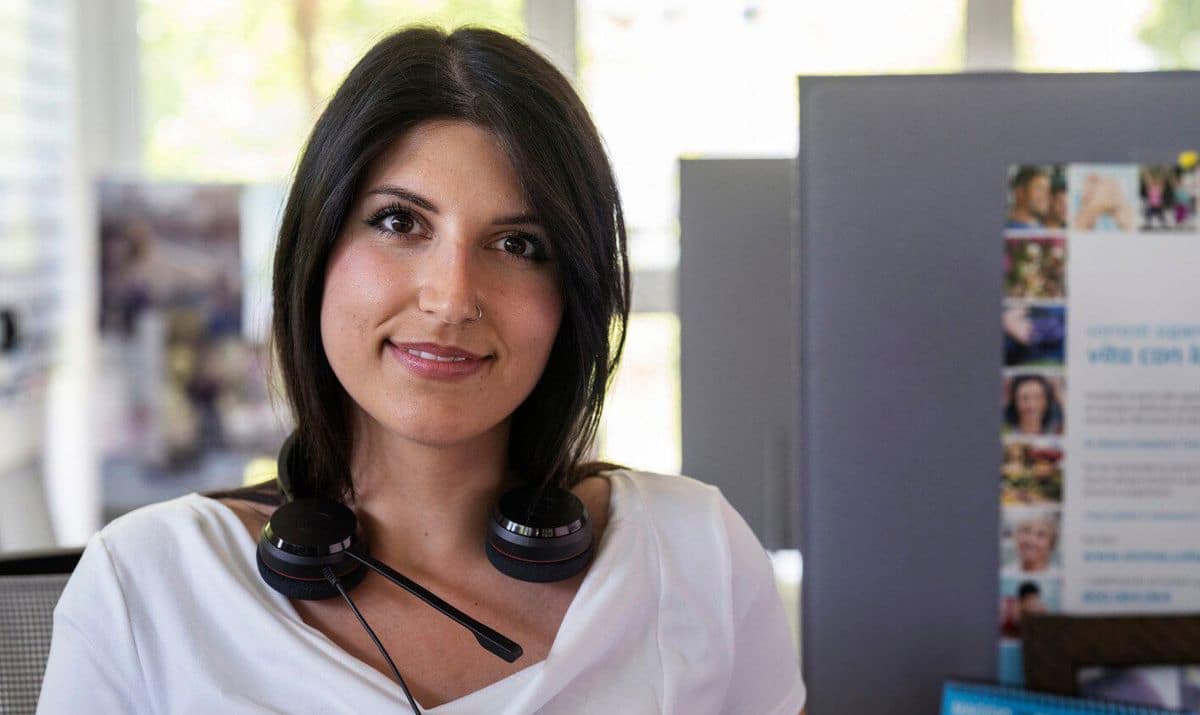 Photo portrait de Sara, conseillère Coloplast. Les personnes atteintes de SEP peuvent souffrir de troubles urinaires et intestinaux.