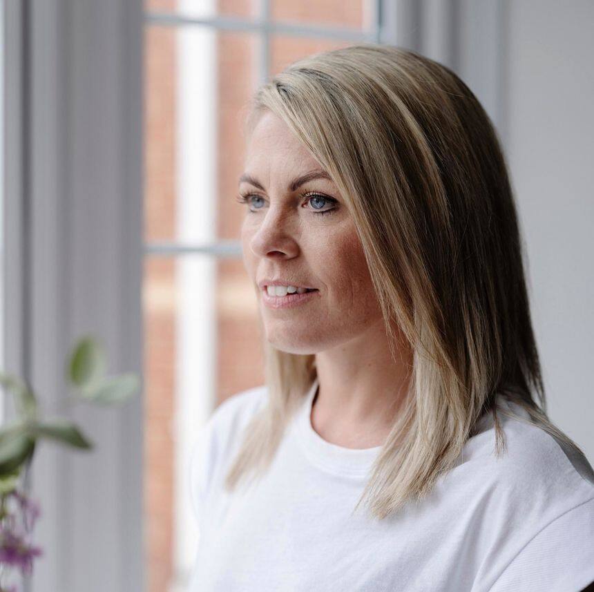 Photo portrait de Laura. La sclérose en plaques peut perturber le fonctionnement de la vessie et des intestins et entraîner des troubles urinaires et intestinaux. 
