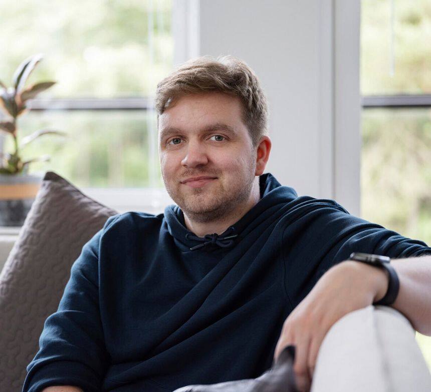 Image de Kristoffer, assis dans son salon. La sclérose en plaques peut perturber le fonctionnement de la vessie et entraîner des troubles urinaires. 