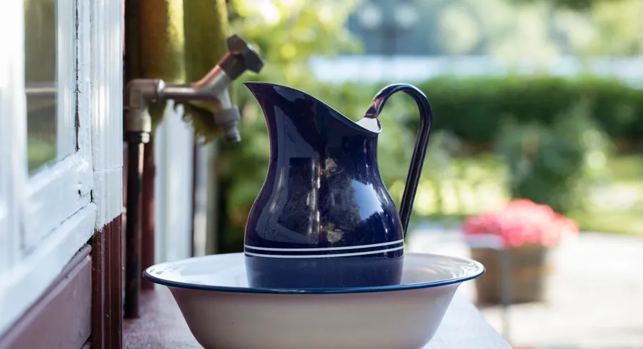 Image d'une cruche d'eau. Les infections urinaires chez les personnes atteintes de SEP peuvent être plus graves que chez les autres personnes, car elles peuvent aggraver temporairement les symptômes de la SEP  