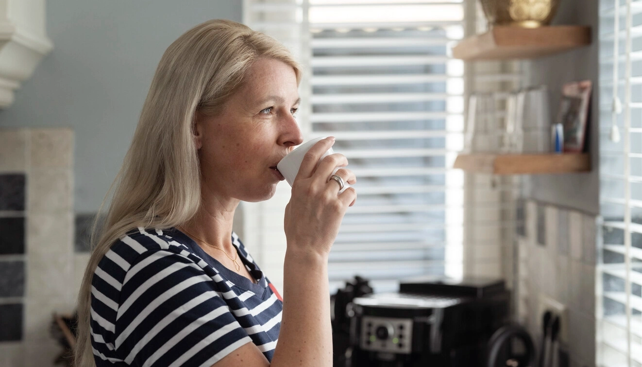 Image d'Ilse, qui vit avec la SEP. Ilse pratique le sondage urinaire intermittent pour gérer ses problèmes de vessie. 
