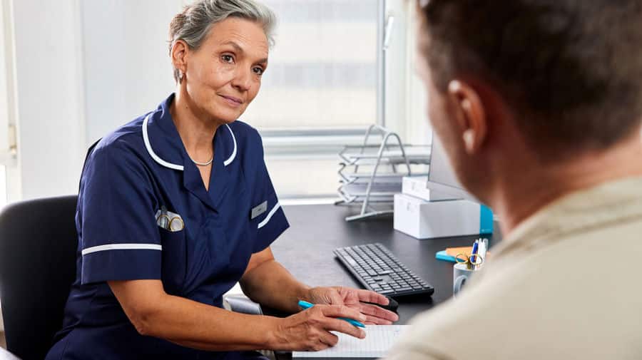 Image d'un professionnel de santé expliquant le fonctionnement de l'intestin